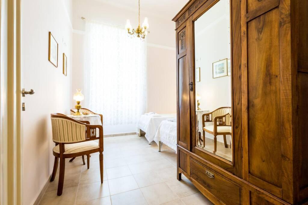 Neoclassical Flat With 2 Bedrooms In Piraeus Exterior photo