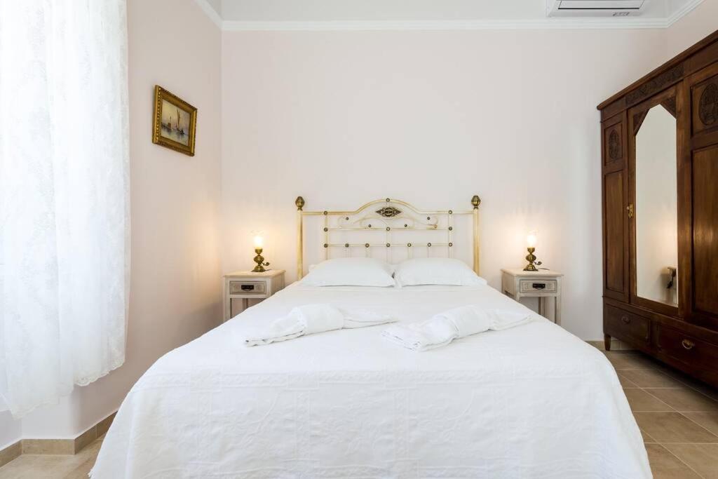 Neoclassical Flat With 2 Bedrooms In Piraeus Exterior photo