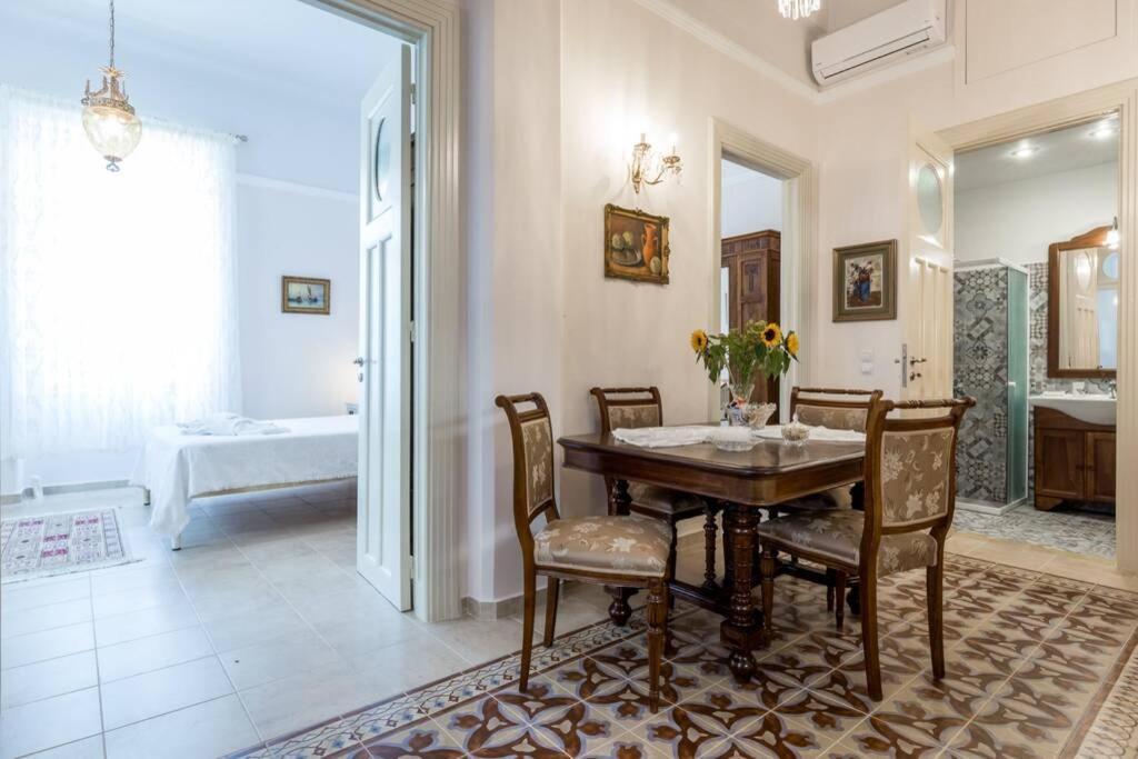 Neoclassical Flat With 2 Bedrooms In Piraeus Exterior photo