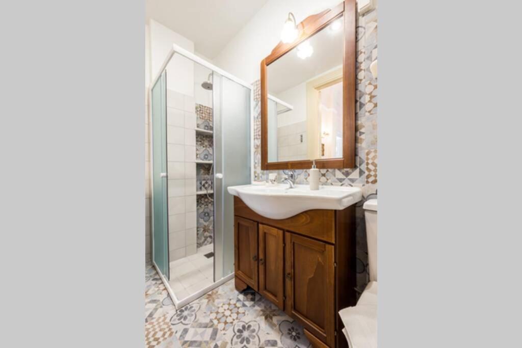 Neoclassical Flat With 2 Bedrooms In Piraeus Exterior photo