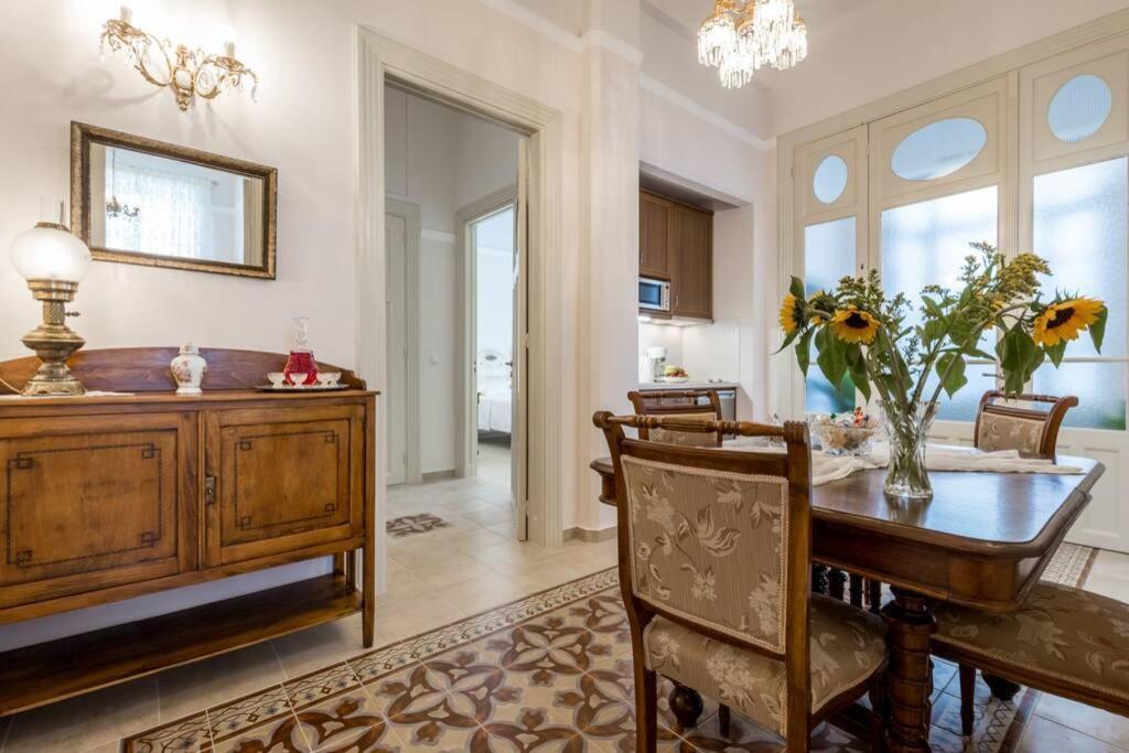 Neoclassical Flat With 2 Bedrooms In Piraeus Exterior photo