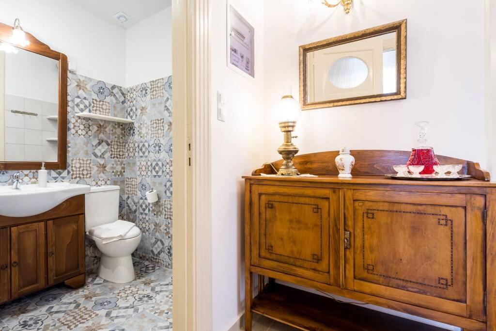 Neoclassical Flat With 2 Bedrooms In Piraeus Exterior photo