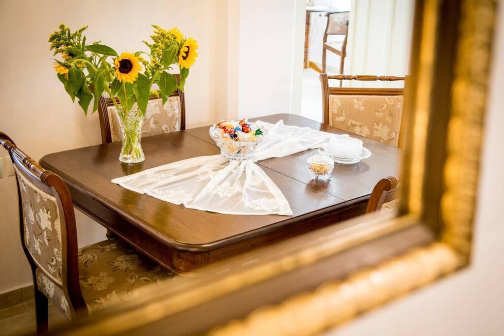 Neoclassical Flat With 2 Bedrooms In Piraeus Exterior photo