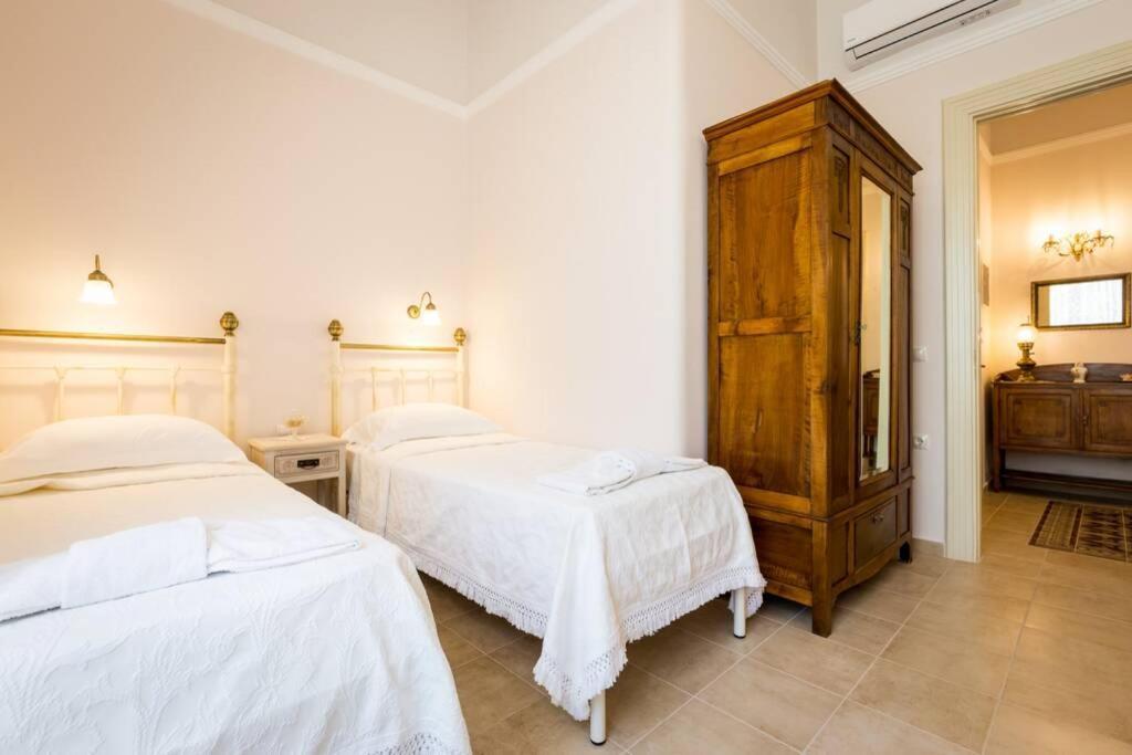 Neoclassical Flat With 2 Bedrooms In Piraeus Exterior photo